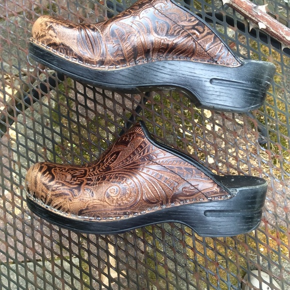 DANSKO Distressed tooled leather clog Size 9 - Picture 2 of 5